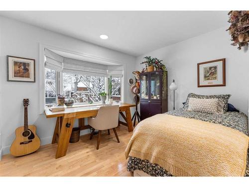 606 Alexander Crescent Nw, Calgary, AB - Indoor Photo Showing Bedroom