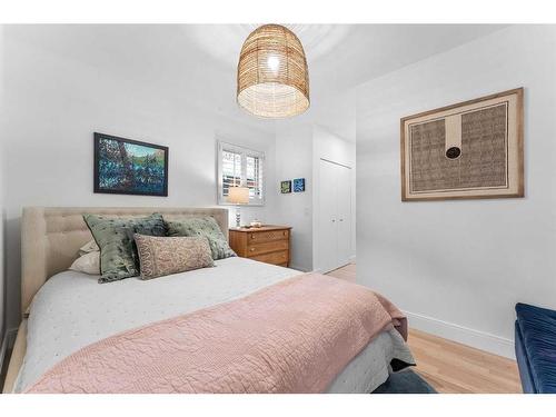 606 Alexander Crescent Nw, Calgary, AB - Indoor Photo Showing Bedroom