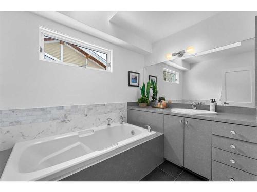 606 Alexander Crescent Nw, Calgary, AB - Indoor Photo Showing Bathroom