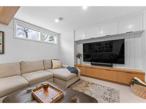 606 Alexander Crescent Nw, Calgary, AB - Indoor Photo Showing Living Room