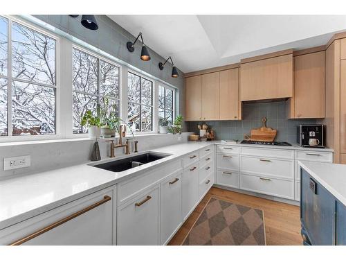 606 Alexander Crescent Nw, Calgary, AB - Indoor Photo Showing Kitchen With Double Sink