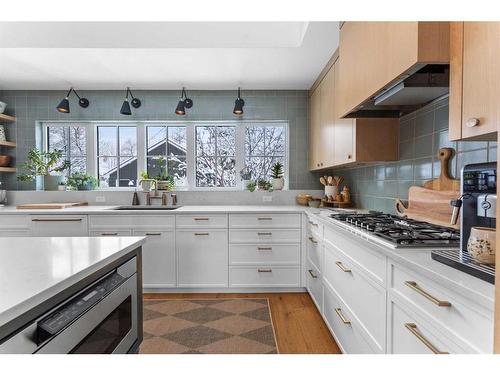 606 Alexander Crescent Nw, Calgary, AB - Indoor Photo Showing Kitchen With Upgraded Kitchen