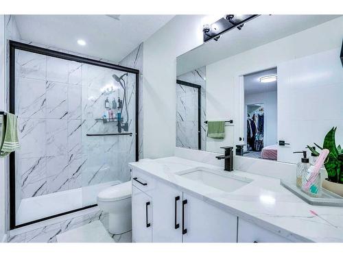 203 Saddlecrest Grove Ne, Calgary, AB - Indoor Photo Showing Bathroom