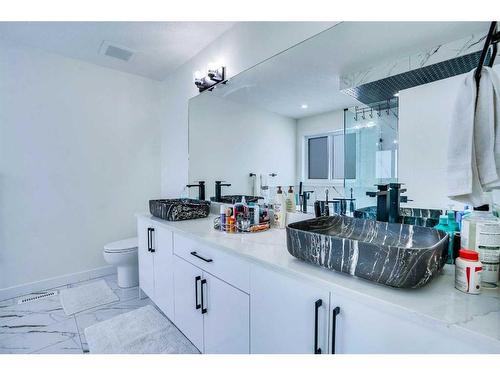 203 Saddlecrest Grove Ne, Calgary, AB - Indoor Photo Showing Bathroom