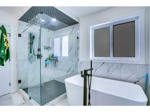 203 Saddlecrest Grove Ne, Calgary, AB - Indoor Photo Showing Bathroom