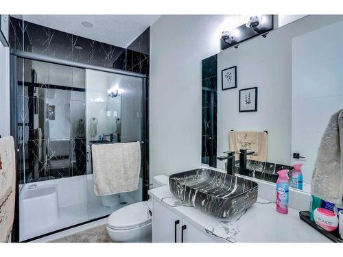 203 Saddlecrest Grove Ne, Calgary, AB - Indoor Photo Showing Bathroom