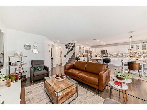 84 Everwillow Green Sw, Calgary, AB - Indoor Photo Showing Living Room