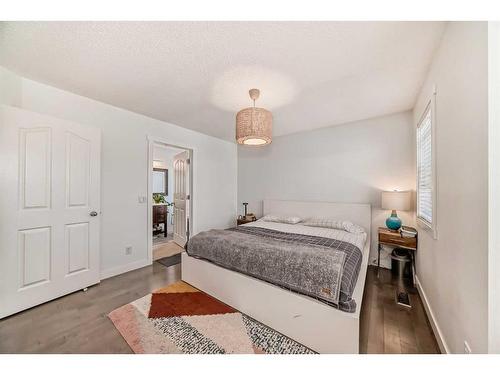 84 Everwillow Green Sw, Calgary, AB - Indoor Photo Showing Bedroom