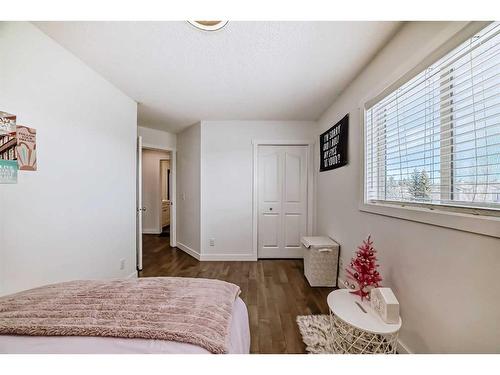 84 Everwillow Green Sw, Calgary, AB - Indoor Photo Showing Bedroom