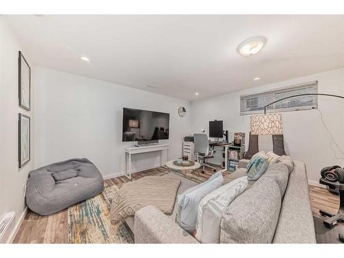 84 Everwillow Green Sw, Calgary, AB - Indoor Photo Showing Living Room