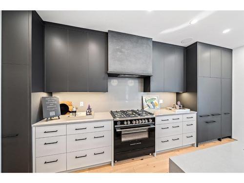 2301 13 Street Nw, Calgary, AB - Indoor Photo Showing Kitchen With Upgraded Kitchen