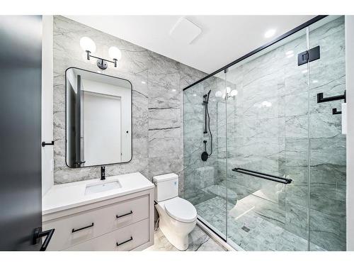 2301 13 Street Nw, Calgary, AB - Indoor Photo Showing Bathroom