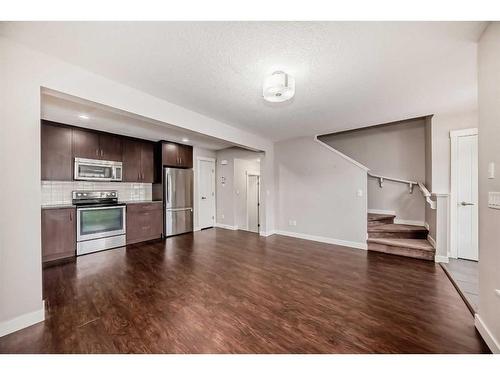 304-50 Belgian Lane, Cochrane, AB - Indoor Photo Showing Kitchen