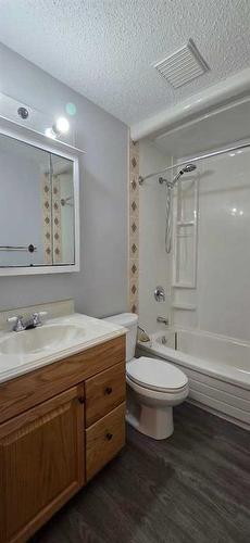 951 Maitland Way Ne, Calgary, AB - Indoor Photo Showing Bathroom