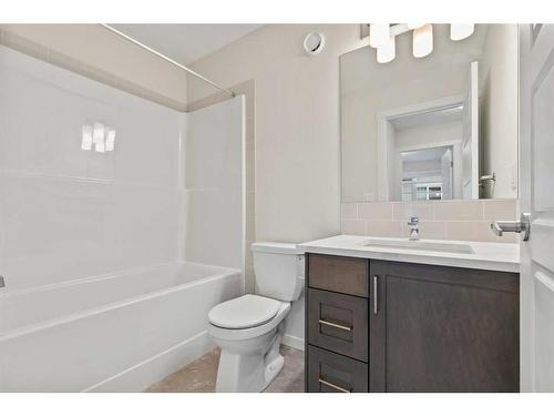 709-474 Seton Circle Se, Calgary, AB - Indoor Photo Showing Bathroom