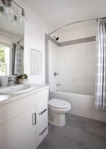 432 Hotchkiss Drive Se, Calgary, AB - Indoor Photo Showing Bathroom