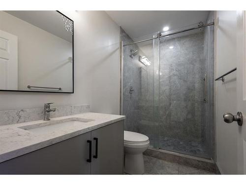 13 Edgeridge Mews Nw, Calgary, AB - Indoor Photo Showing Bathroom