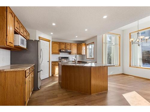 13 Edgeridge Mews Nw, Calgary, AB - Indoor Photo Showing Kitchen