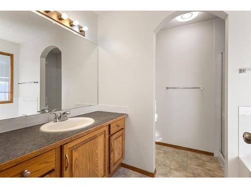 13 Edgeridge Mews Nw, Calgary, AB - Indoor Photo Showing Bathroom