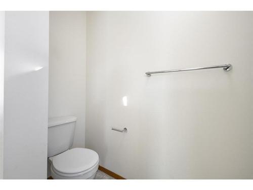 13 Edgeridge Mews Nw, Calgary, AB - Indoor Photo Showing Bathroom