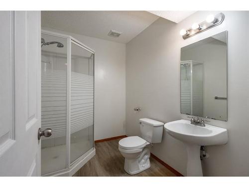 13 Edgeridge Mews Nw, Calgary, AB - Indoor Photo Showing Bathroom