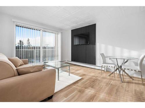 403-501 57 Avenue Sw, Calgary, AB - Indoor Photo Showing Living Room