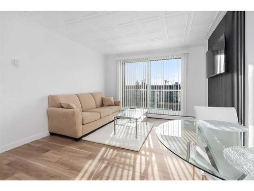 403-501 57 Avenue Sw, Calgary, AB - Indoor Photo Showing Living Room