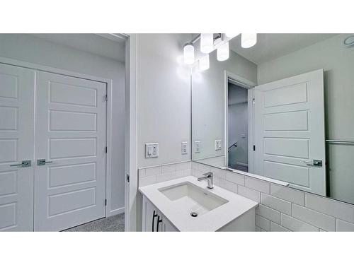 605 Dawson Drive, Chestermere, AB - Indoor Photo Showing Bathroom