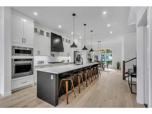 510 14 Avenue Ne, Calgary, AB - Indoor Photo Showing Kitchen With Upgraded Kitchen