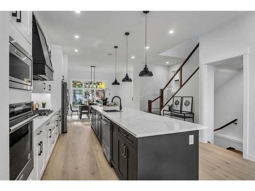 510 14 Avenue Ne, Calgary, AB - Indoor Photo Showing Kitchen With Upgraded Kitchen