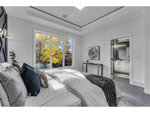 510 14 Avenue Ne, Calgary, AB - Indoor Photo Showing Bedroom