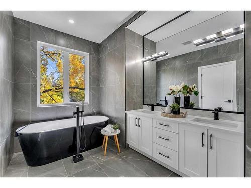 510 14 Avenue Ne, Calgary, AB - Indoor Photo Showing Bathroom