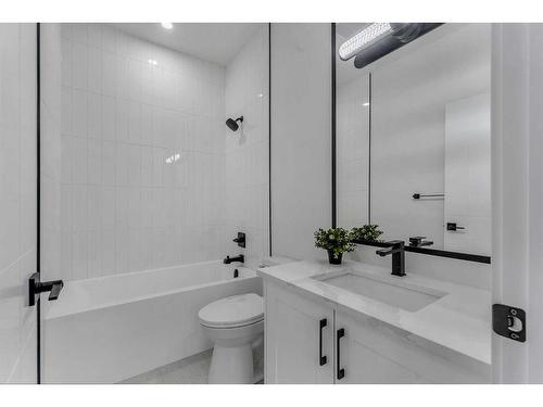 510 14 Avenue Ne, Calgary, AB - Indoor Photo Showing Bathroom