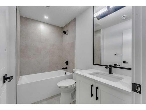 510 14 Avenue Ne, Calgary, AB - Indoor Photo Showing Bathroom