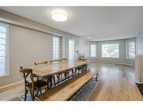 425 15 Street Nw, Calgary, AB - Indoor Photo Showing Dining Room