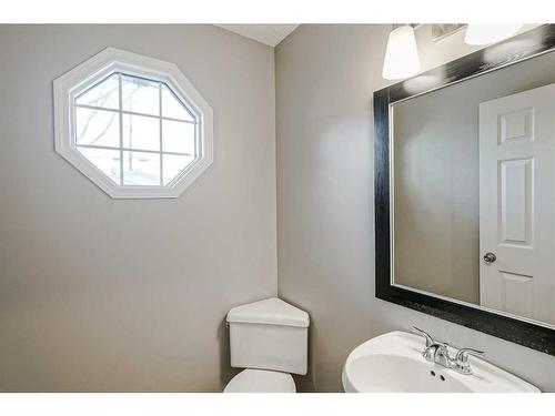 425 15 Street Nw, Calgary, AB - Indoor Photo Showing Bathroom