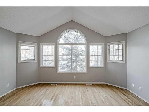 425 15 Street Nw, Calgary, AB - Indoor Photo Showing Other Room