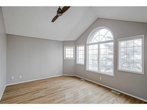 425 15 Street Nw, Calgary, AB - Indoor Photo Showing Other Room