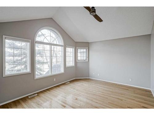 425 15 Street Nw, Calgary, AB - Indoor Photo Showing Other Room