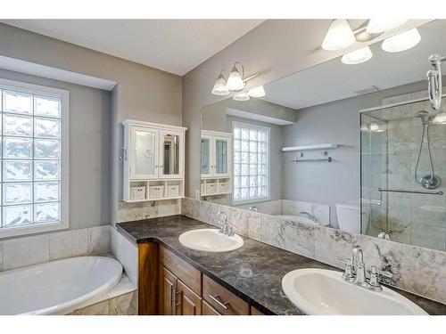 425 15 Street Nw, Calgary, AB - Indoor Photo Showing Bathroom