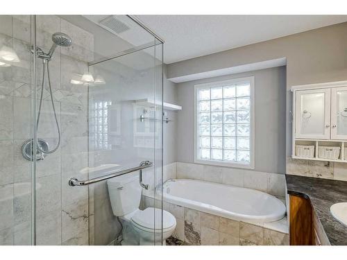 425 15 Street Nw, Calgary, AB - Indoor Photo Showing Bathroom