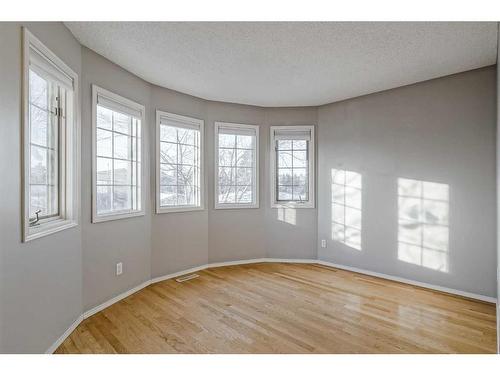 425 15 Street Nw, Calgary, AB - Indoor Photo Showing Other Room