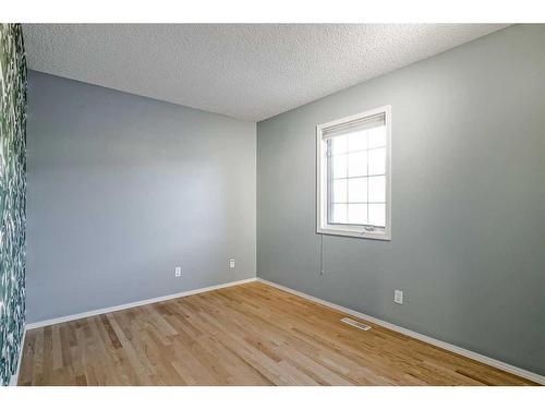 425 15 Street Nw, Calgary, AB - Indoor Photo Showing Other Room