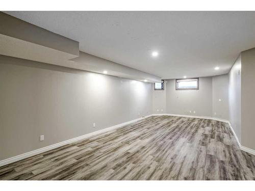 425 15 Street Nw, Calgary, AB - Indoor Photo Showing Other Room