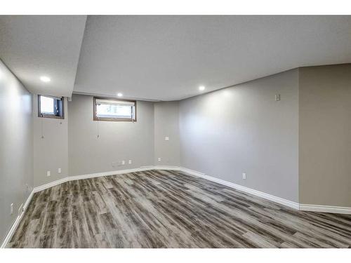 425 15 Street Nw, Calgary, AB - Indoor Photo Showing Other Room