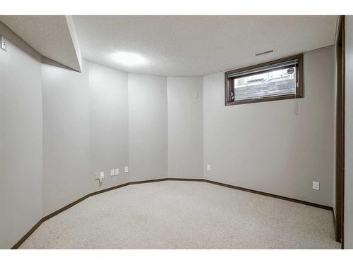 425 15 Street Nw, Calgary, AB - Indoor Photo Showing Other Room