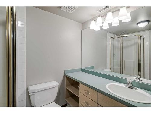 425 15 Street Nw, Calgary, AB - Indoor Photo Showing Bathroom