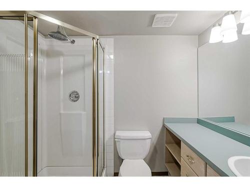 425 15 Street Nw, Calgary, AB - Indoor Photo Showing Bathroom