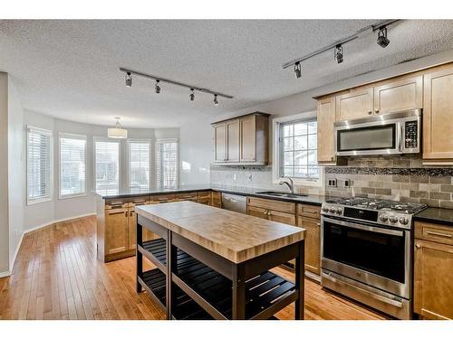 425 15 Street Nw, Calgary, AB - Indoor Photo Showing Kitchen