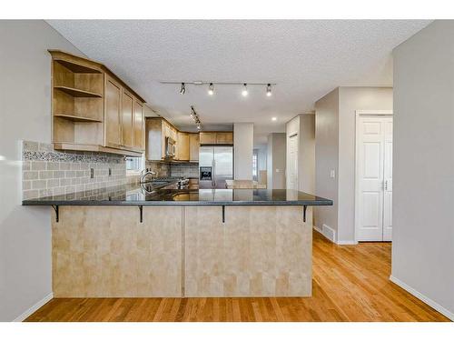 425 15 Street Nw, Calgary, AB - Indoor Photo Showing Kitchen